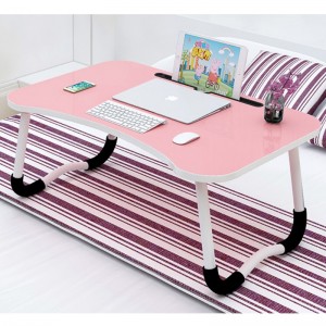 Table pliante d'ordinateur sur le lit