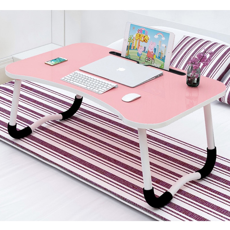 Table pliante d'ordinateur sur le lit